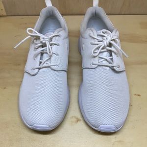 White nike Roshes
